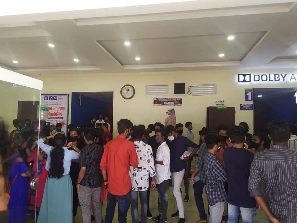 TVOM_official's tweet photo. #Kerala From Paradise Theater #Cherthala 🤜🤛
Housefull Shows Allover
#MasterFilm https://t.co/lBZ9tE7LGE