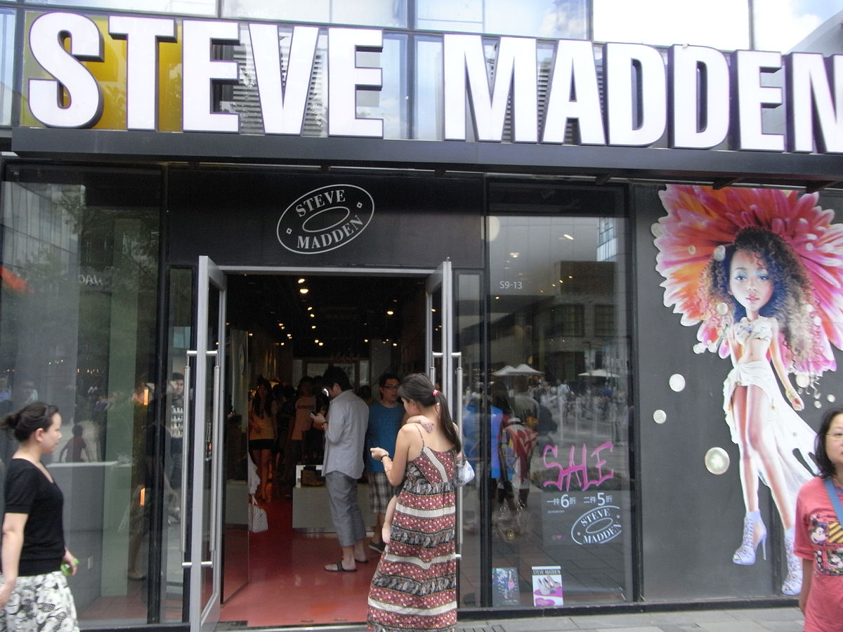 7/ The most notable trade was taking Steve Madden's footwear company public via an Initial Public Offering (IPO).Belfort had a controlling interest in the company via proxies, effectively promoting his own stock to unaware investors.