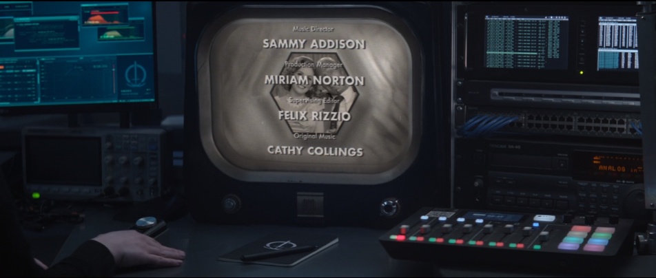 On peut voir le S.W.O.R.D observer, je ne sais comment, cette réalité créée par Wanda via tout un système d'écran (et peut-être un abonnement à  @DisneyPlusFR si on veut être meta jusqu'au bout !)