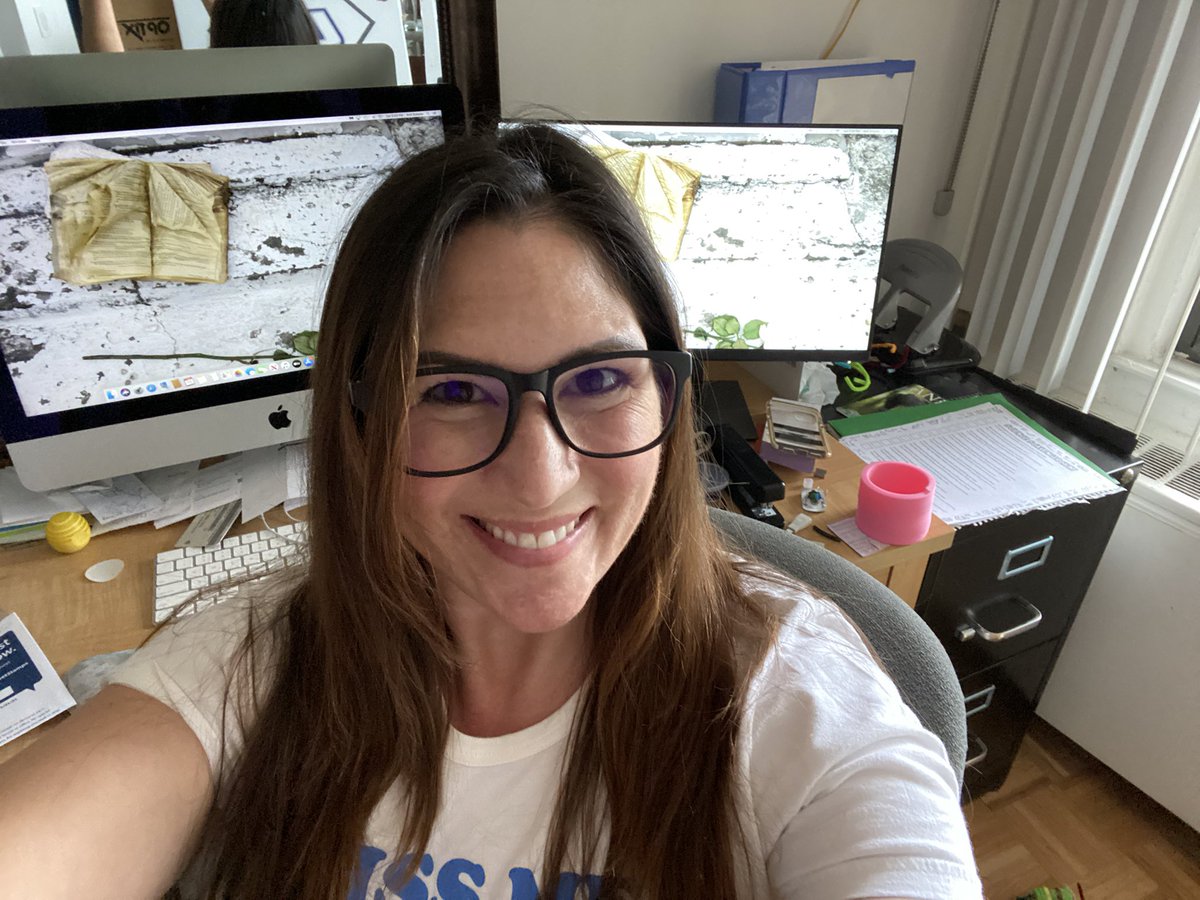 #Thankyou to <a href="/2ScreenTeacher/">Two Screens for Teachers</a> for the 2nd monitor! It’s a #gamechanger in the world of #virtualteaching! I keep my @zoom_us open on one side &amp; still have my desktop to navigate. For a teacher like me that literally could have 8 windows open at once, the monitor is a big help! 😁🤗