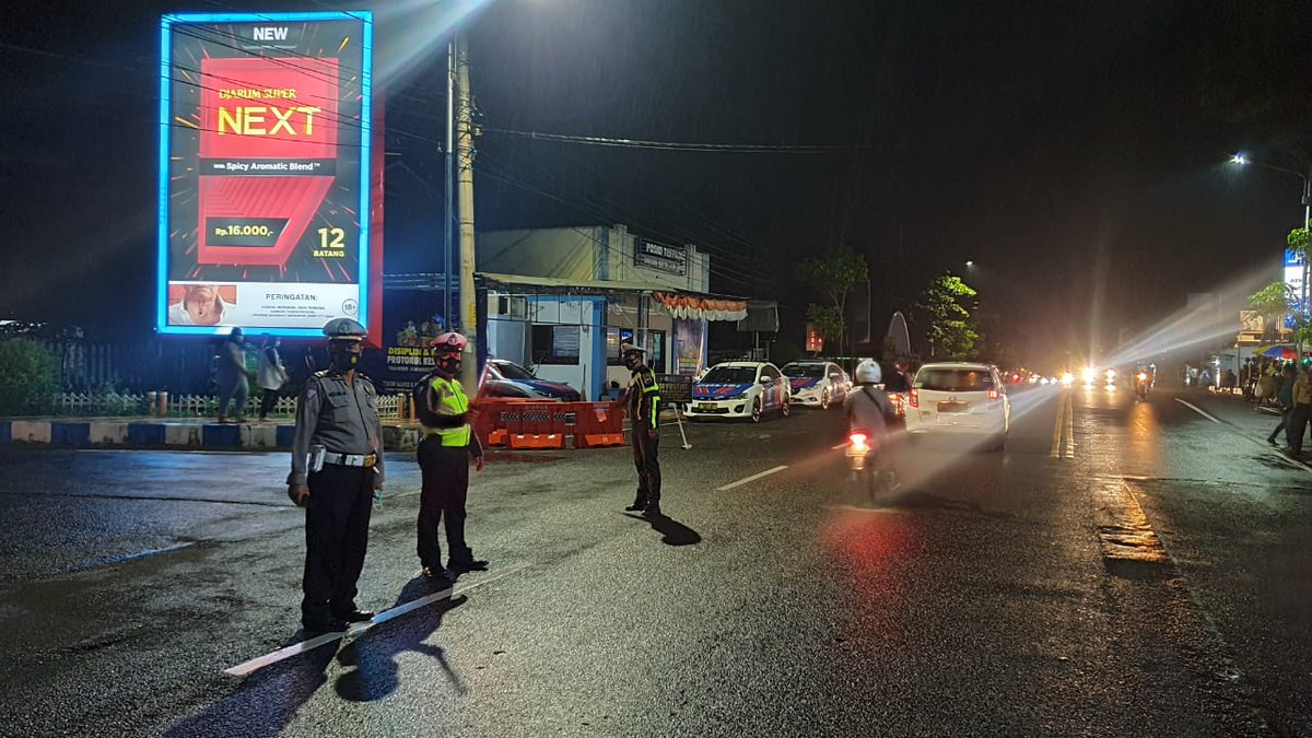LantasSitubondo's tweet photo. Strong point malam di simpang 3 pegadaian, arus lalu lintas lancar, cuaca gerimis.
Pengguna jalan hati hati, jalan licin.
#ntmcpolri
#rtmcjatim
#polantasindonesia
@IndahCf2009 https://t.co/2k1uWg0Rip