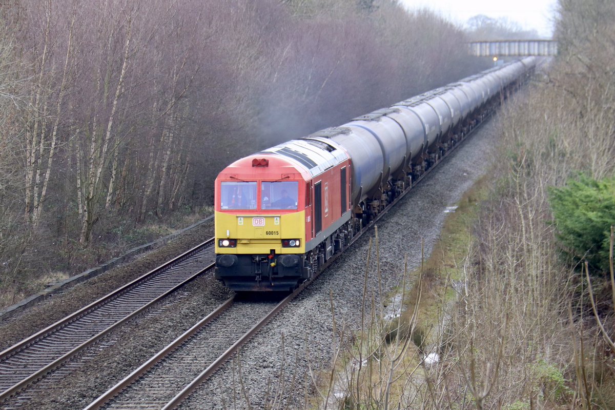 HiPa125's tweet photo. Two minutes later...
DB Cargo #Class60 60015 hauling 6E68 1012 Kingsbury Oil Sidings > Immingham Humber Oil Refinery
#OnceADayExercise ☑️
#Tractor ☑️
#Tug ☑️
Think that’s ‘three birds, one stone...’ 😉
Derby 🐏
17/01/21 https://t.co/VGctQnLUOf