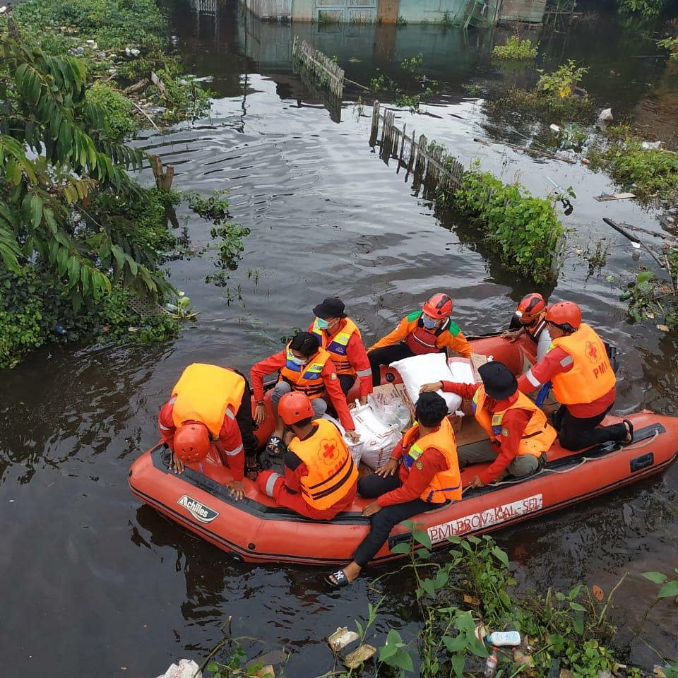 palangmerah's tweet photo. Telusuri banjir dengan perahu karet, Tim @pmikotabanjarmasin bagikan bantuan kepada warga Sungai Tandipah, Kab. Banjar berupa bahan makanan dan minuman. #pmiselalubantu https://t.co/ymwWDvRPoh