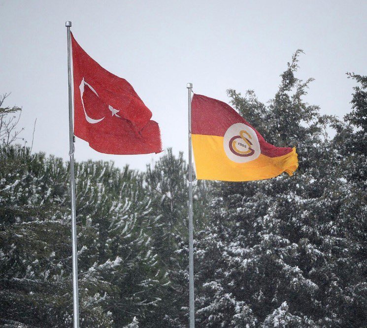 En asil 2 bayrak. 🇹🇷 💛❤️ 
#bugüngünlerdengalatasaray #pazar #derbi