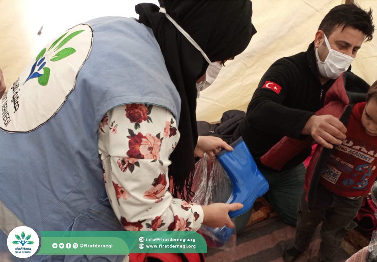 firatdernegi's tweet photo. Fırat Derneği, Suriye Türkmen Gençlik Topluluğu ile birlikte Afad koordinasyonunda Afrin, Felah Kampı’nda ikamet eden çocuklara kışlık mont ve ayakkabı dağıttı.
#kış #çocuklar #muhcir #göçmen #insanhakları #insaniyardım #ayakkabı #mont https://t.co/3gxMAfGkAg
