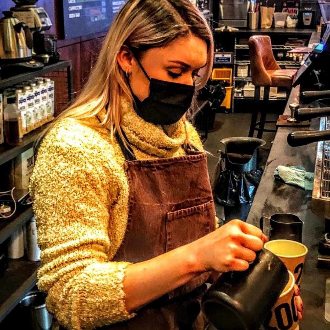 200Degs's tweet photo. Our girl Aimee from Leeds has been with the company for nearly two years.
Her favourite tipple is a flat white, and when she's not drinking our coffee, you can find her baking with it.☕🍰
#team200 #200deg #allinthistogether #coffee #leeds https://t.co/OPnUMctHi1
