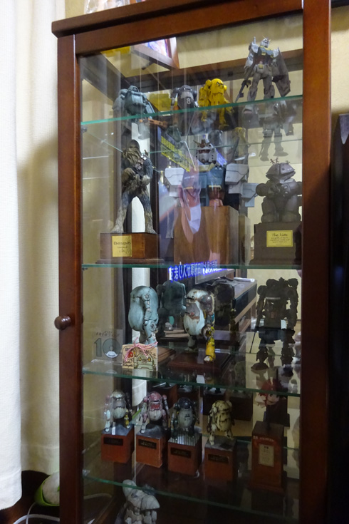 チアキ バチスタ Chiaki Batista １ Amazonで買ったガラスケース 若干ホコリが隙から入るけどモノはホコリにならなくていいです 部屋用 ２ 同じく玄関用の小 ３ 玄関 アクアリウムの45 水槽をひっくり返して下にベース作っております 上