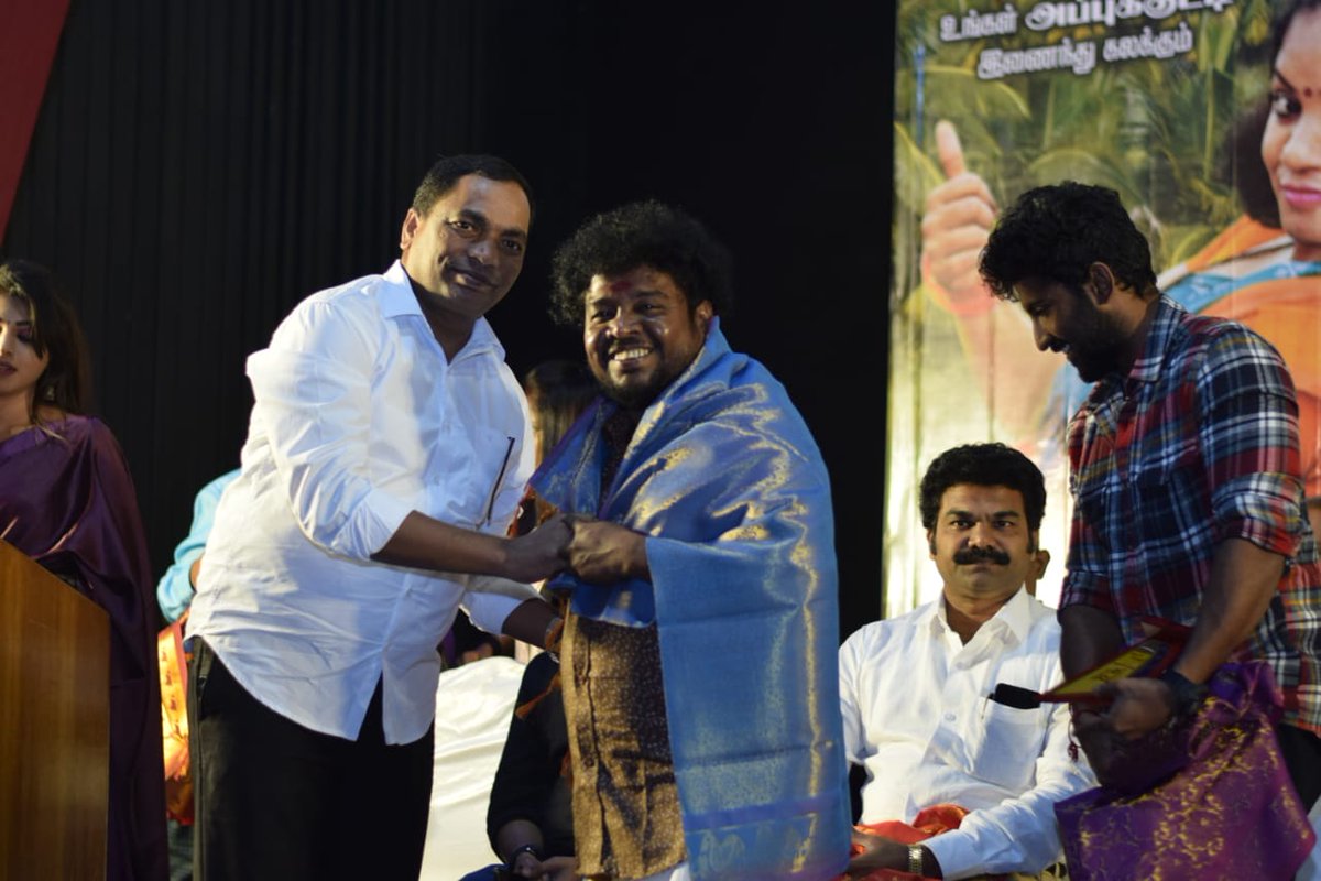 360dCinema's tweet photo. #VettiPasanga Producer #Chakravarthy Honouring  The Lead Actor #AppuKutty At The Audio Launch Event !!  

#VettiPasangaAudioLaunch @AmVidhyuthvijay  @PRO_Priya @spp_media https://t.co/QAUPm72IjG