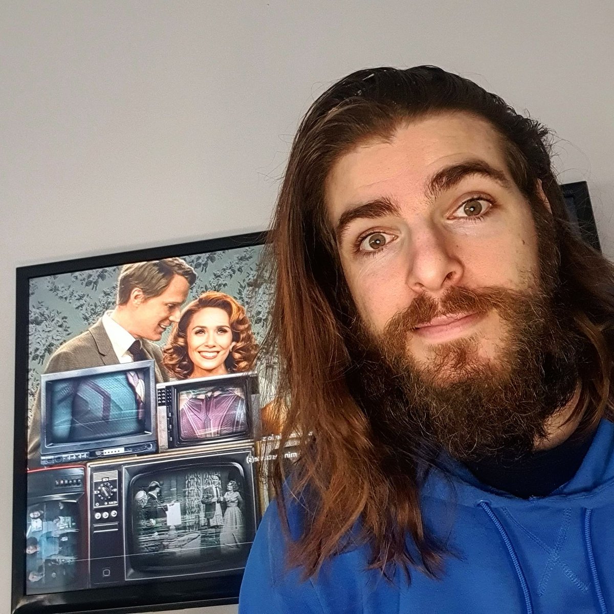 WANDAVISION : LE DIABLE DANS LE(s) DÉTAIL(s) Alors, vous avez pensé quoi des 2 premiers épisodes de  #WandaVision   sur  @DisneyPlusFR ? L’accent est porté sur la forme et le style pour cacher un fond qu’il me tarde de découvrir. Voici une liste de clins d'œil aux  #comics 