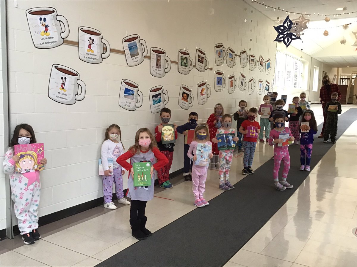 CBHoltzman's tweet photo. Kdg 👫 is “cozy ready” for The Warwick Winter Reading Challenge!📚Thanks to Principal Adelman and our Reading Specialists, Mrs. Wicen and Mrs. Landis, for this exciting incentive. Waiting for our hot chocolate and marshmallows:)
💖☕️🐾 @CBWarwickElem @AmyAdelmanCB @ColleenWicen https://t.co/dnLCKo6AV1