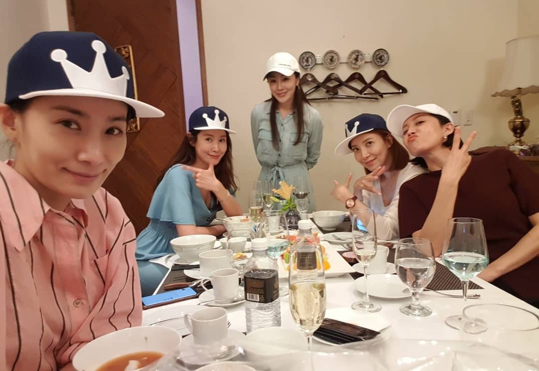 their dinner date altogether (the expressions, had poses and crown hats exuding mom energy)