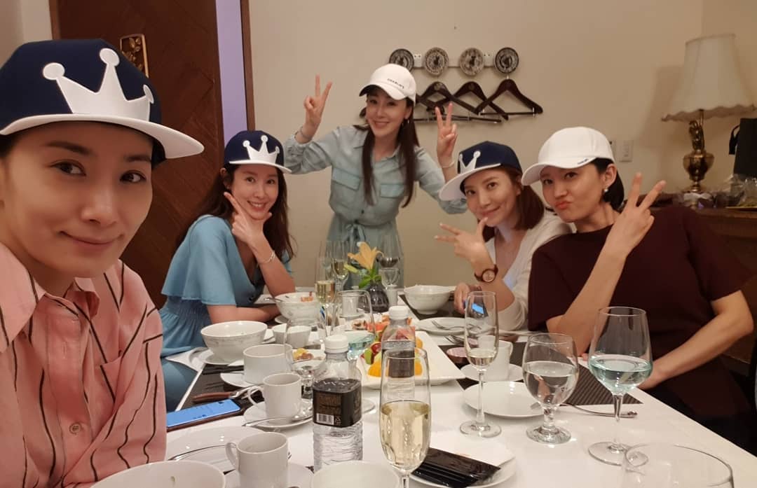 their dinner date altogether (the expressions, had poses and crown hats exuding mom energy)