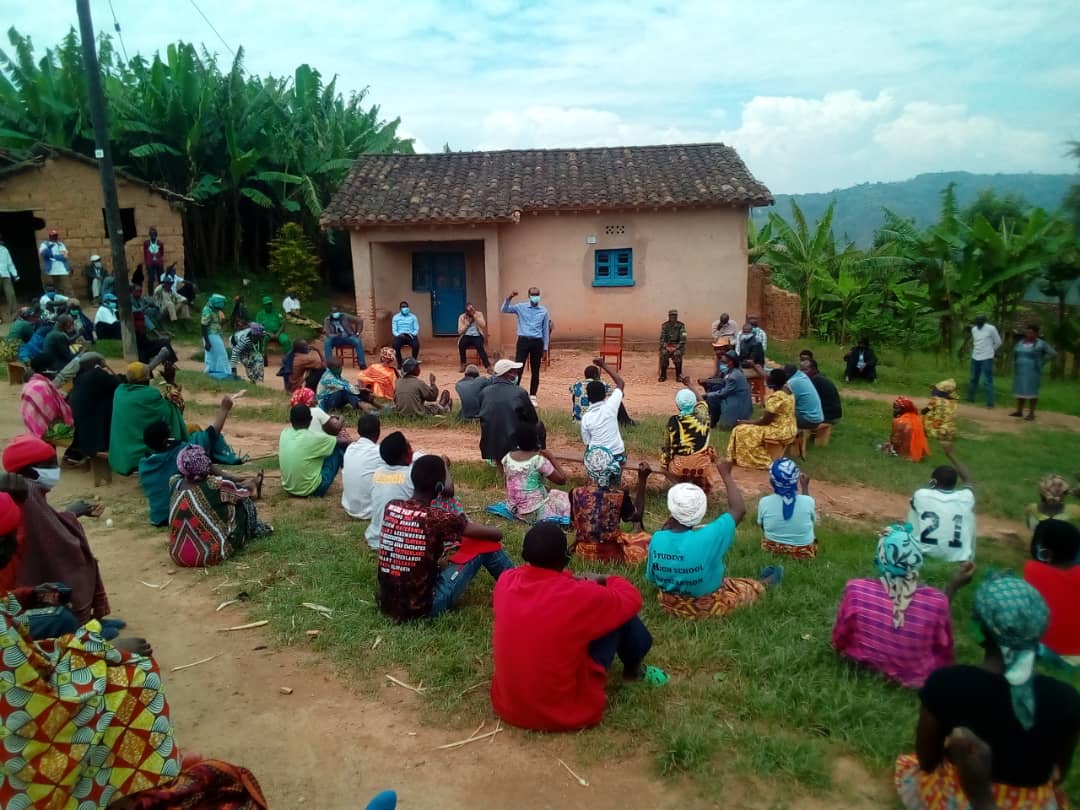 NyanzaDistrict's tweet photo. Umuyobozi w'Akarere hamwe n'inama y'umutekano itaguye y'Akarere bari kuganira na bamwe mu batirage bo muri #Cyabakamyi aho hari abamaze iminsi bagaragara mu bikorwa byo gukora kanyanga bakanasagarira inzego z'ubuyobozi. Barasabwa kwirinda ibiyobyabwenge n'ibindi byaha byose https://t.co/hEmmd6t6gP