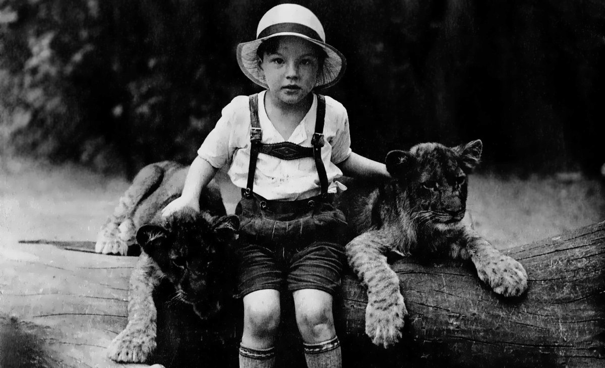 Karl Peter Trebbau nació en Colonia (Alemania) en 1929, en el seno de una familia de artistas. Desde niño se inclinó por la fauna y estudió Biología y Veterinaria en su país natal.