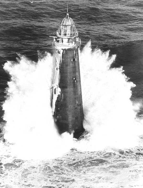 On April 17, 1851, the lighthouse at Minots Ledge collapsed into the sea a mile off the Massachusetts Coast killing both its keepers. Located south of Boston, the failure of this brand new lighthouse had been in the making for years. ow.ly/5ZCY50DaGok #SundayReading