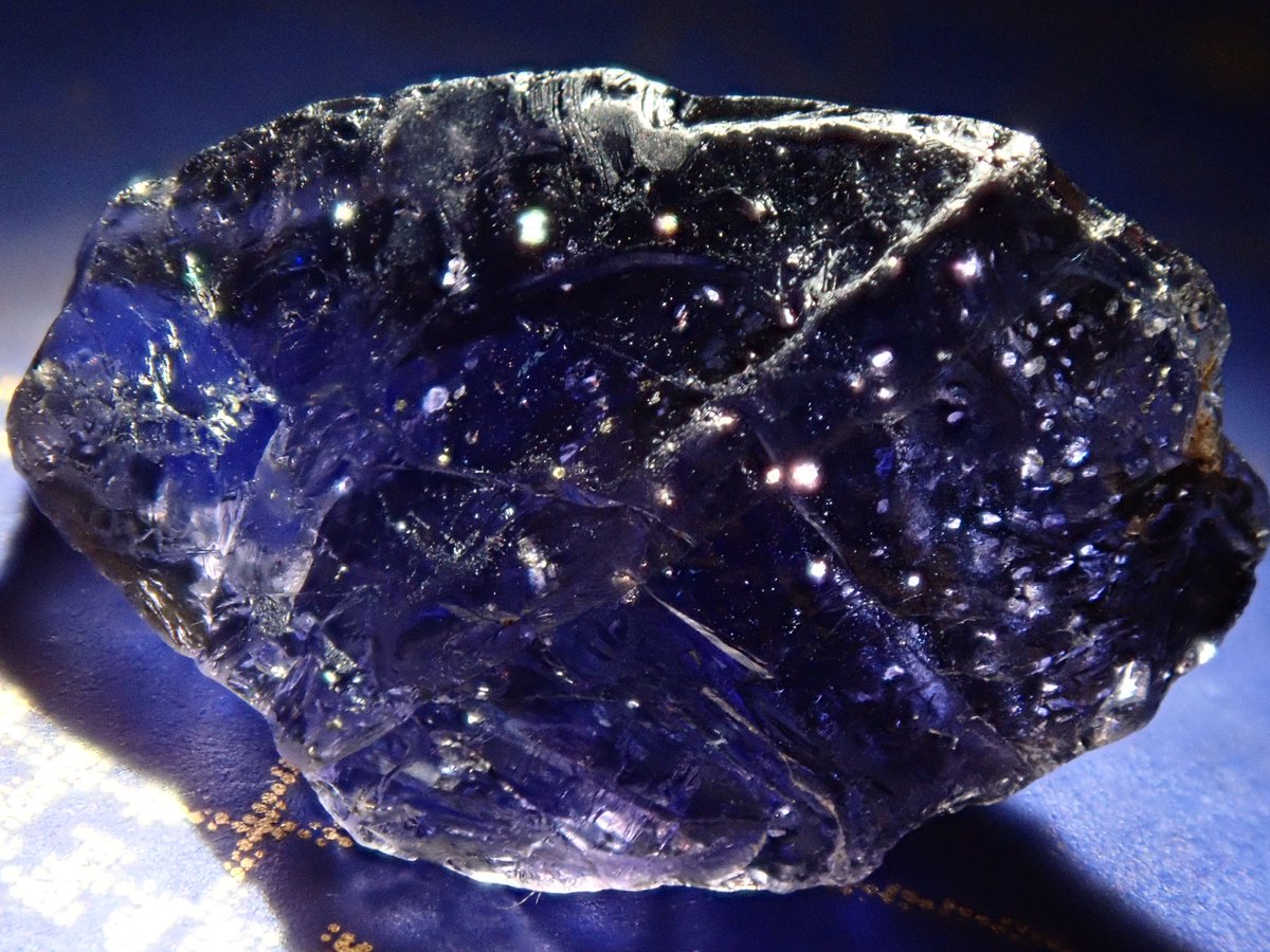 イネナリ 一部自分が所有しているアイオライト 原石 アイオライトサンストーンの写真を加工して背景とかにも使ってます アイオライトを選んだ理由が 石の色と深海感と宇宙感と 別角度からは髪色っぽく見えるとこと いろんな名称を持つところがネモ