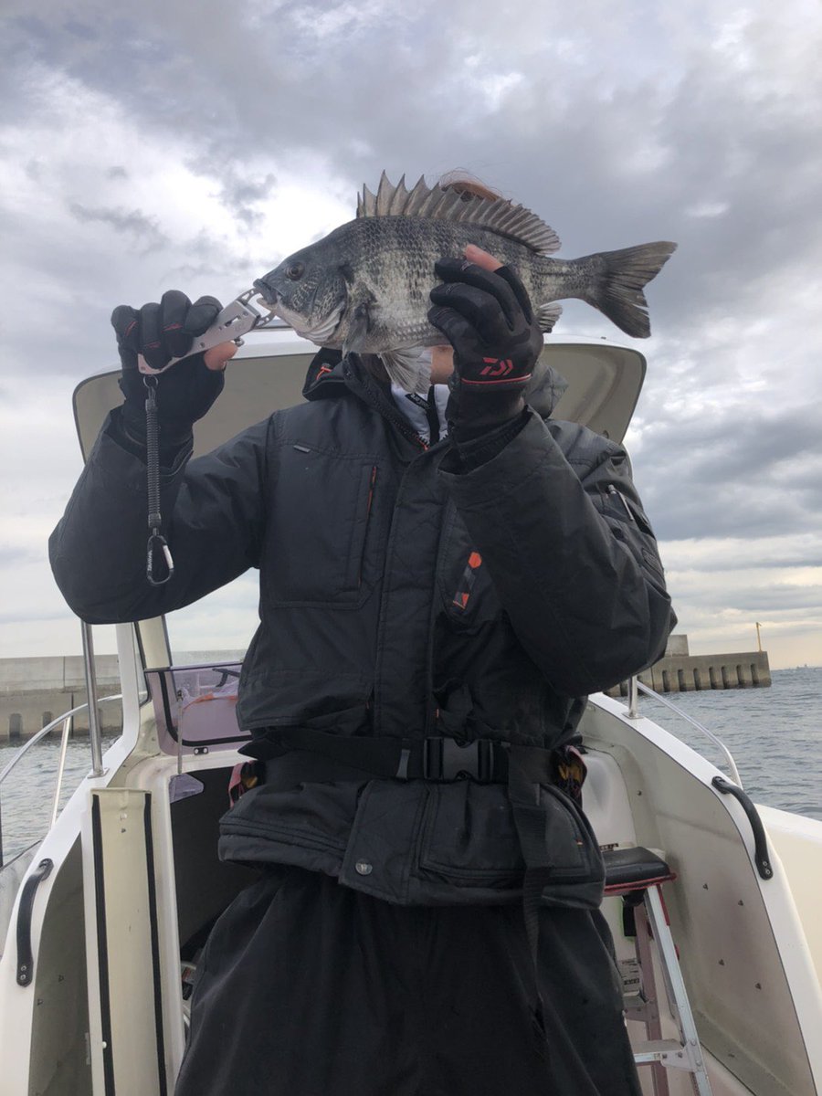 達也 Tsuri The Six 午後にポイント移動してみるとイシモチヒット からの鯵 爆釣 2時間で100匹程かかり笑いが止まらずワチャワチャした楽しい釣りでした チラホラ金色の鯵がいたので処理が済んだら美味しくいただきます 東京湾 ビシ鯵 外道で五目達成