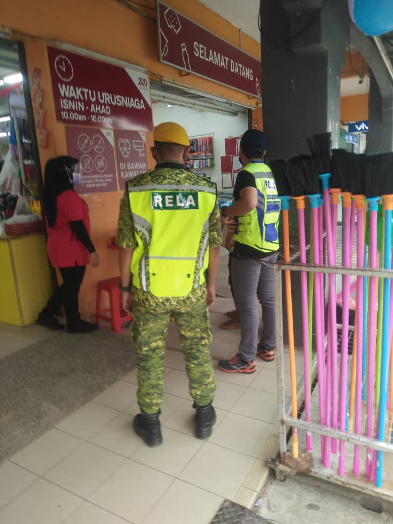 PENUGASAN RONDAAN PKP BERSAMA PDRM 

TARIKH : 17 JANUARI 2021 (Ahad) 
NEGERI : KELANTAN 
DAERAH : KUALA KRAI 

#MalaysiaBebasCovid19 
#Elak3SAmal3W 
#kitajagakita 
#penjarakanfizikal 
#PatuhiSOP 
#SetiaBerbakti