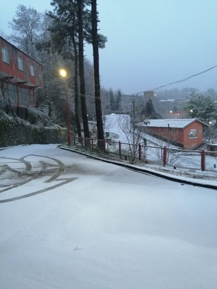 Vardiya sonu, arabayı bırakıp eve yürümelik bir gece daha yükleniyor sanırım 🌨️❄️☃️