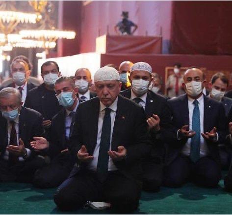 في مشهد يبدو مناقضًا لذلك الذي روجته الحكومة التركية عن نفسها في يوليو الماضي عندما جرى تحويل متحف "آيا صوفيا" إلى مسجد بقرار مباشر من #أردوغان حينما ذكر بأن إحياء آيا صوفيا هو بداية جديدة للمسلمين في كافة أنحاء العالم

#تركيا