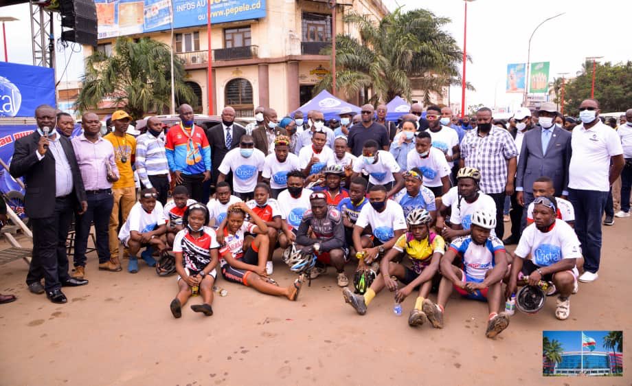 JacquesKyabula's tweet photo. Bravo à nos jeunes filles qui ont brillé,aux côtés de leurs collègues coureurs hommes,à la course cycliste de ce jour des 60 ans de la disparition de  #Lumumba. 
Quelle performance du point de départ au site Lumumba au village Shilatembo jusqu’à l’arrivée à Lubumbashi (50 km) ! https://t.co/BCWFAHquTr
