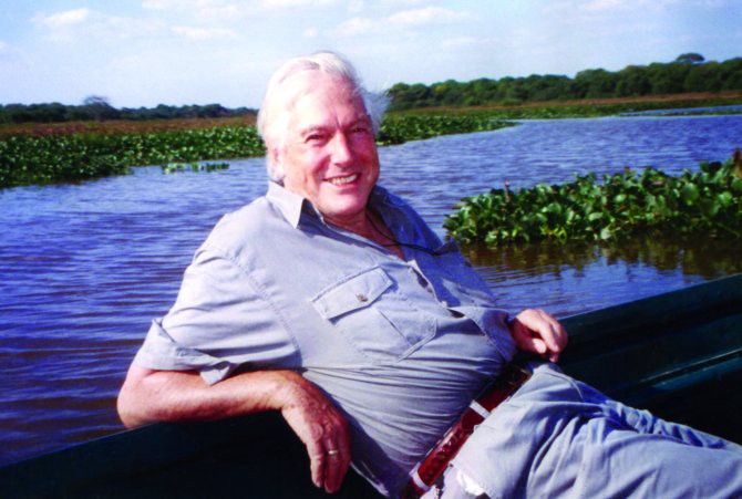 Descanse en paz el egregio divulgador, último superviviente (con Sir David Attenborough) de toda una forma de entender la divulgación y el amor por la naturaleza. Ante las cámaras y manchándose de barro. D.E.P. y gracias por todo, Sr. Trebbau.