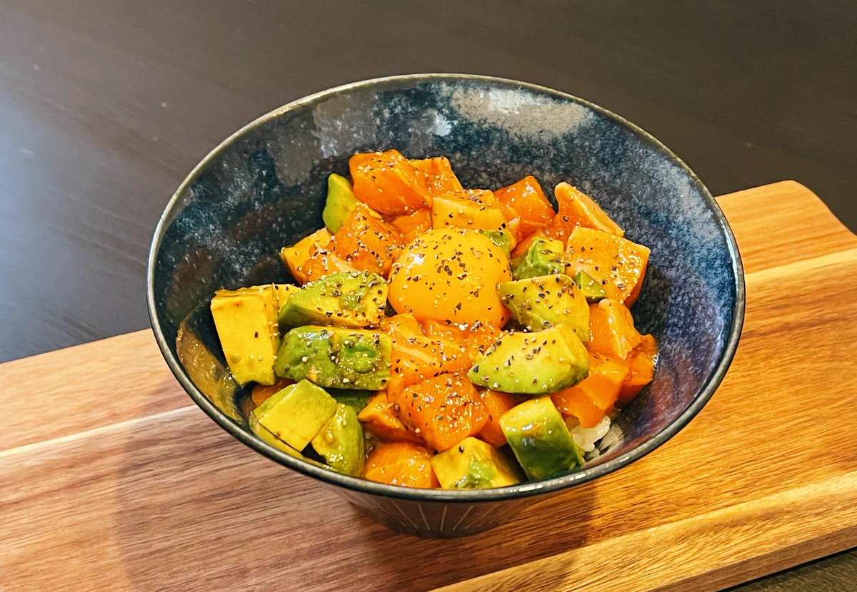 食材のゴロゴロ感が凄く美味しそう･･･！ささっと作れちゃう簡単ごはん「サーモンポキ丼」のレシピ！