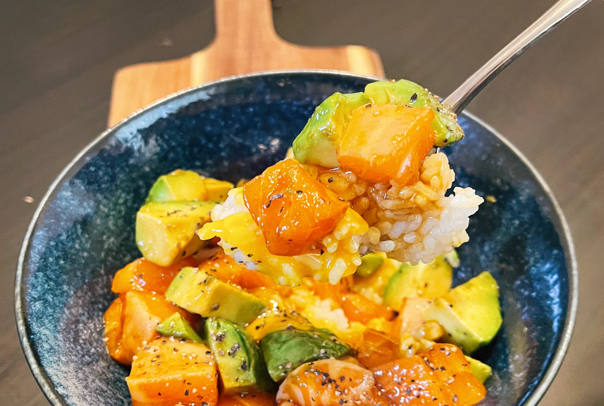 食材のゴロゴロ感が凄く美味しそう･･･！ささっと作れちゃう簡単ごはん「サーモンポキ丼」のレシピ！
