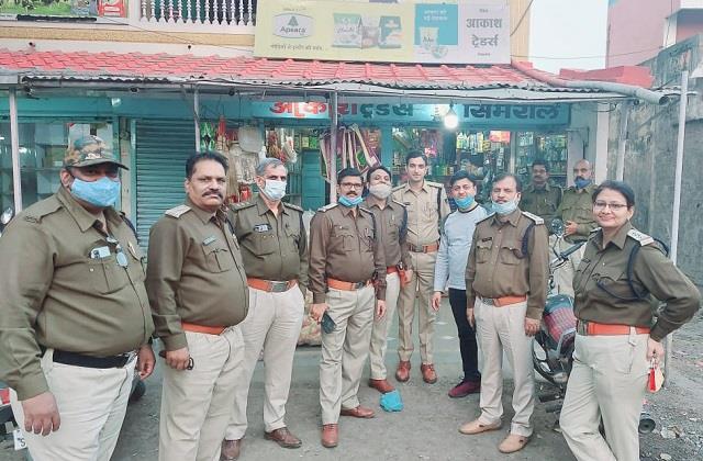 punjabkesari's tweet photo. मुरैना में 24 मौतों से इंदौर प्रशासन ने लिया सबक, महुआ-लहान बेचने वाली 7 दुकानों पर की बड़ी कार्रवाई
https://t.co/6YTe7iWL69
#MadhyaPradeshHindiNews #PunjabKesari #BJP #Congress #ShivrajSingh #24deathsinMorena #Indoreadministration #Mahua #banonl https://t.co/AjvcIZ6QpJ