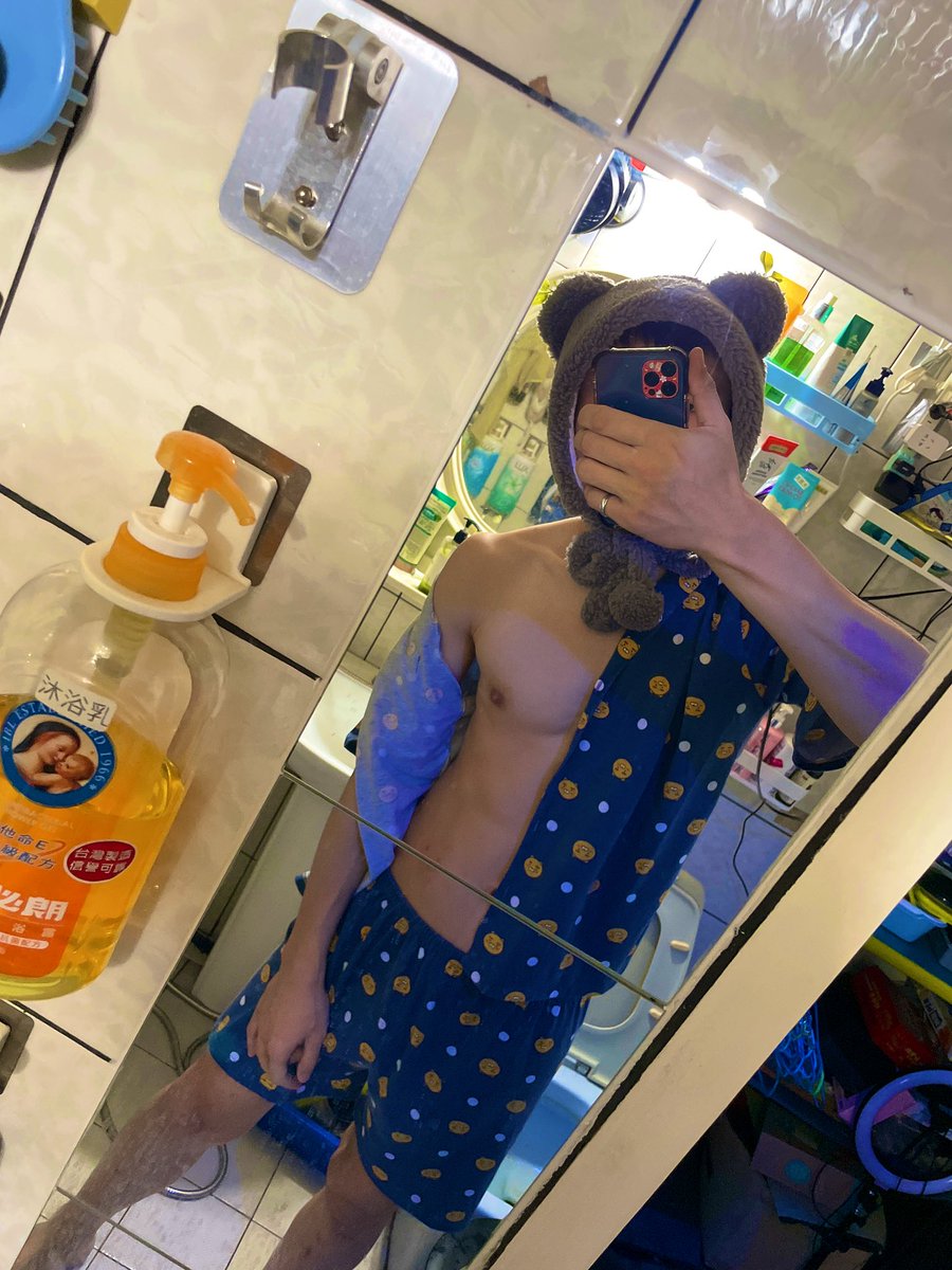 我的睡衣有沒有很淘氣😂
在家真的這樣穿只是扣子會扣好😏
領養代替購買！歡迎領養