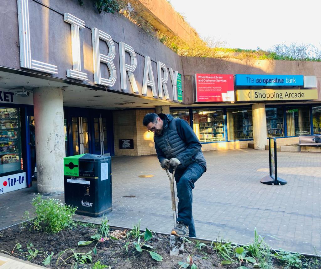 Digging life at the #LibraryGarden 🌱🎄#NationalParkCity