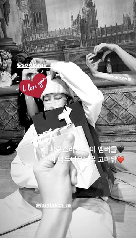 lisa finger heart ♥ ️ ♥ ️ ♥ ️