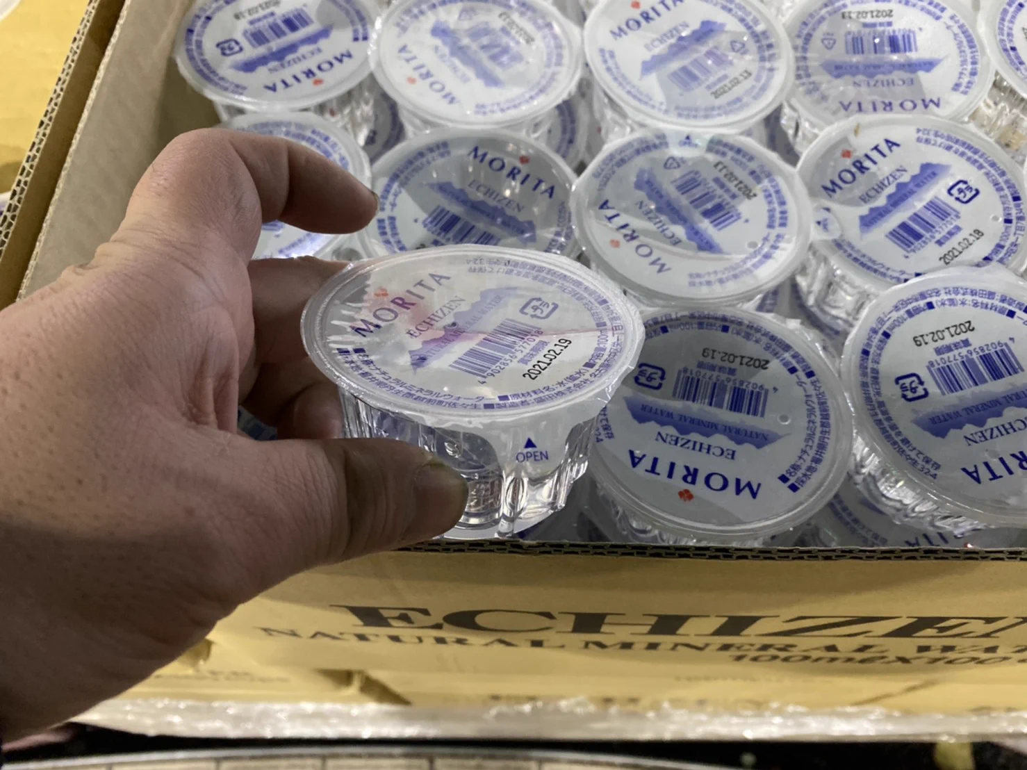 ディスカウントストアなどで、飛行機の機内食に出てくる水が売られている！