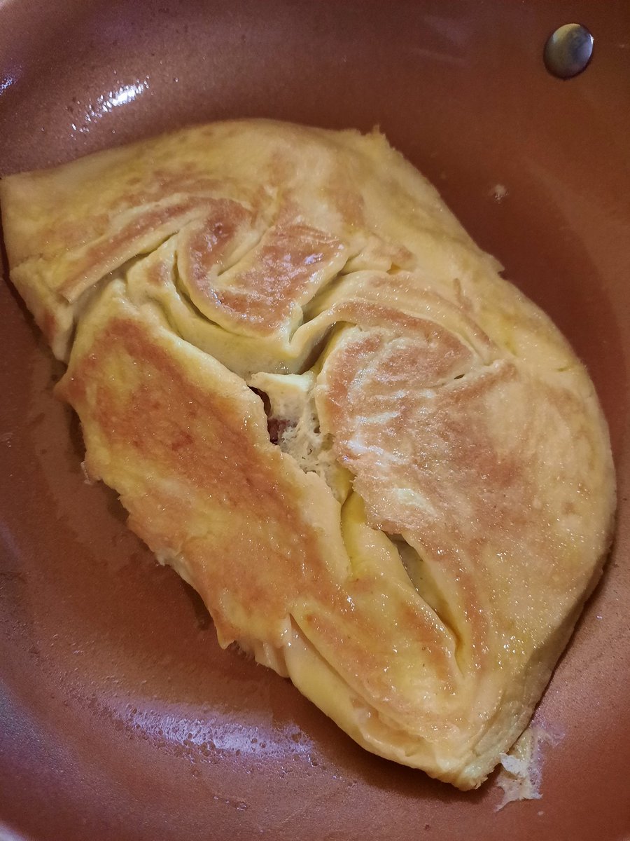 KellyKatharin's tweet photo. The (quite imperfect) omelette. 
The filling: bully beef, onions, hot peppers,  black pepper)

What will I eat this with?
A fork 😄.

#nobreadforme 
#ketoJamaicastyle 
#ketoJamaican
#choices https://t.co/ufGSJQEpOW