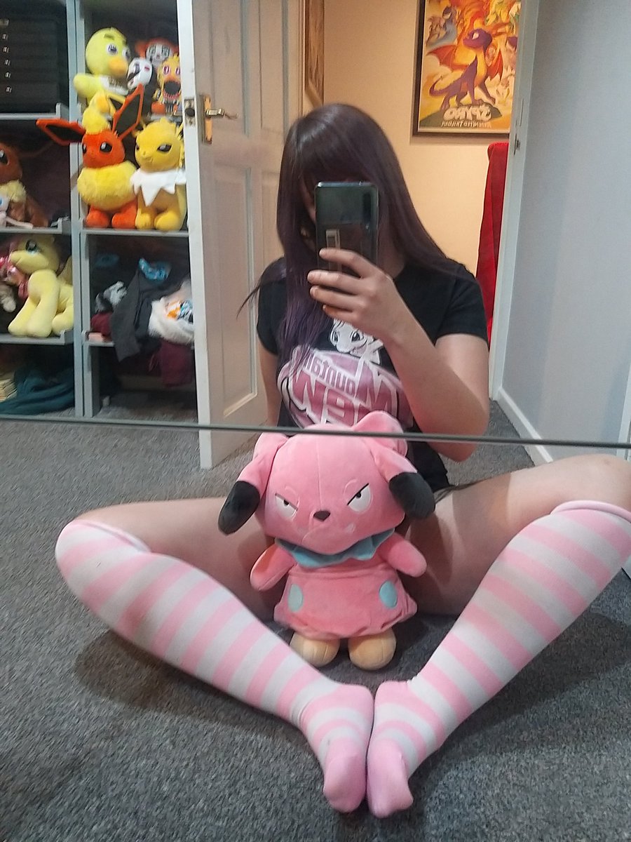 CleoCaptain's tweet photo. Snubs n chubs 💖😘 come see me in OnlyFans 

#snubble #PokemonGO #pokemon #silver #gold #pokemongold #pokemonsilver #socks #feet #longsocks #kneesocks #pinksocks #fetish #gamergirl #gamer #pokefan #nerd #geek #sexynerd #legsopen #legs #thicc #ThiccAss #mew #legendary #onlyfans https://t.co/XAbQXwZhg4