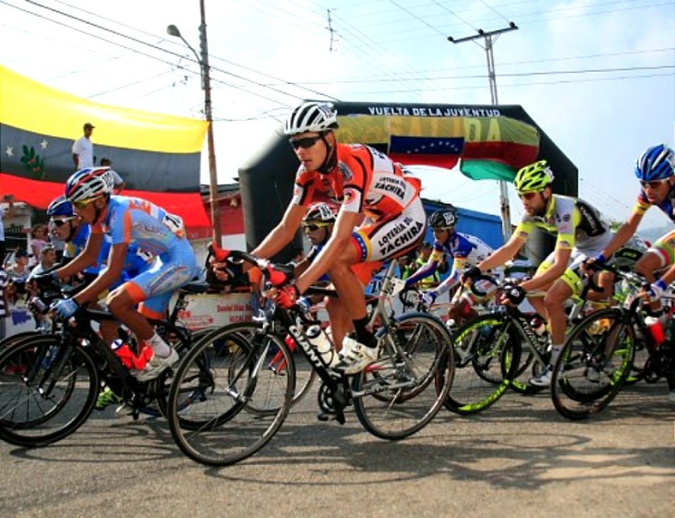 FreddyBernal's tweet image. Hoy domingo #17Ene se dio inicio a la edición 56° de la Vuelta al Táchira en Bicicleta, donde participan 27 equipos y 153 ciclistas, recorriendo más de 890 kilómetros de distancia en 8 etapas. 1/2
#LaVueltaVaATuCasa 
#VueltaAlTáchira2021