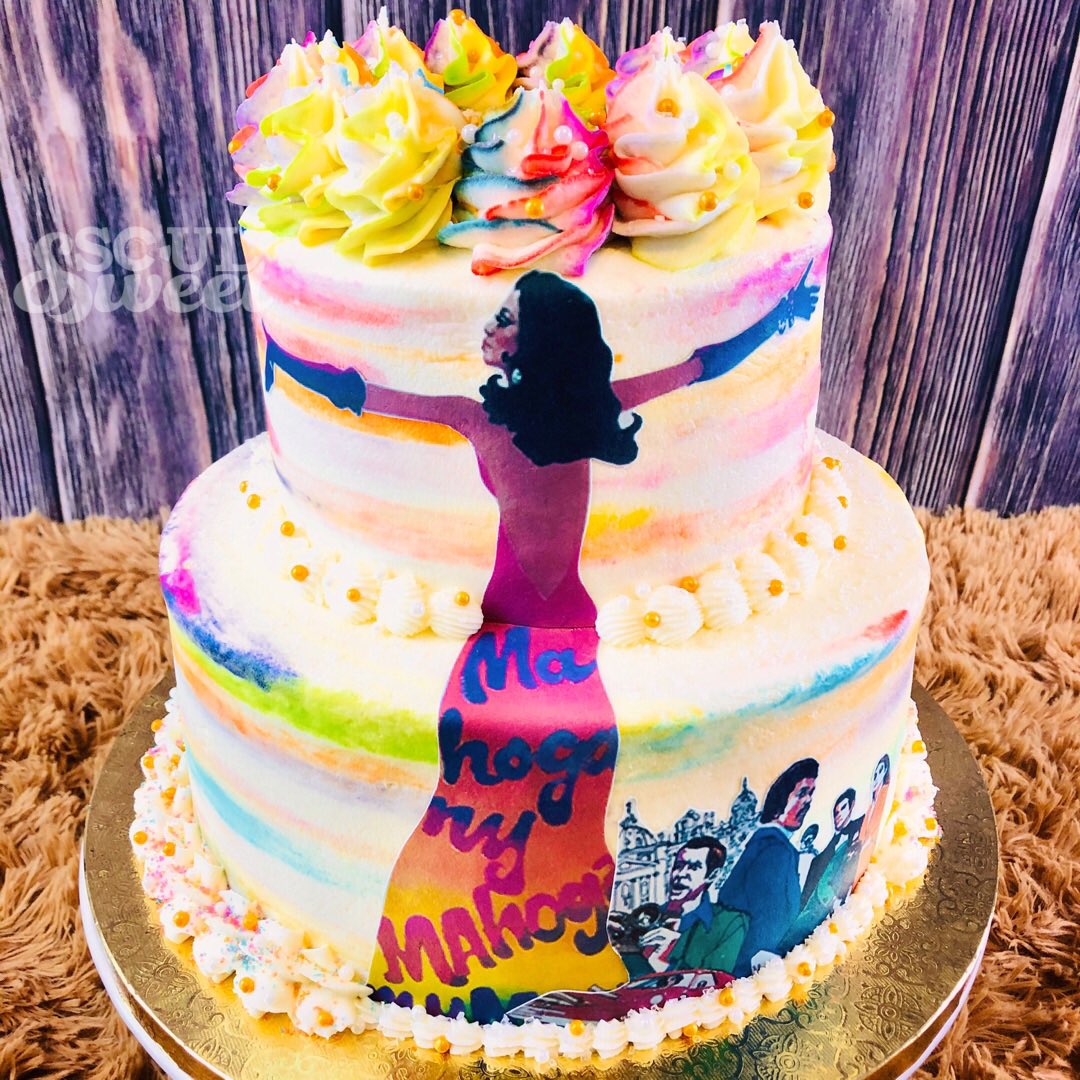 OhSoulSweet's tweet photo. Mahogany as: Cookies &amp; Cream
✨
Vanilla cake with crushed Oreo pieces, sweet creme filling with Oreos, and buttercream icing.

#SOULSweet #cake #cakedecorating #baking #buttercream #dessert #vinylrecords #soul #soulmusic #mahogany #dianaross #charlestonsc #smallbusiness https://t.co/X7mDzronVu
