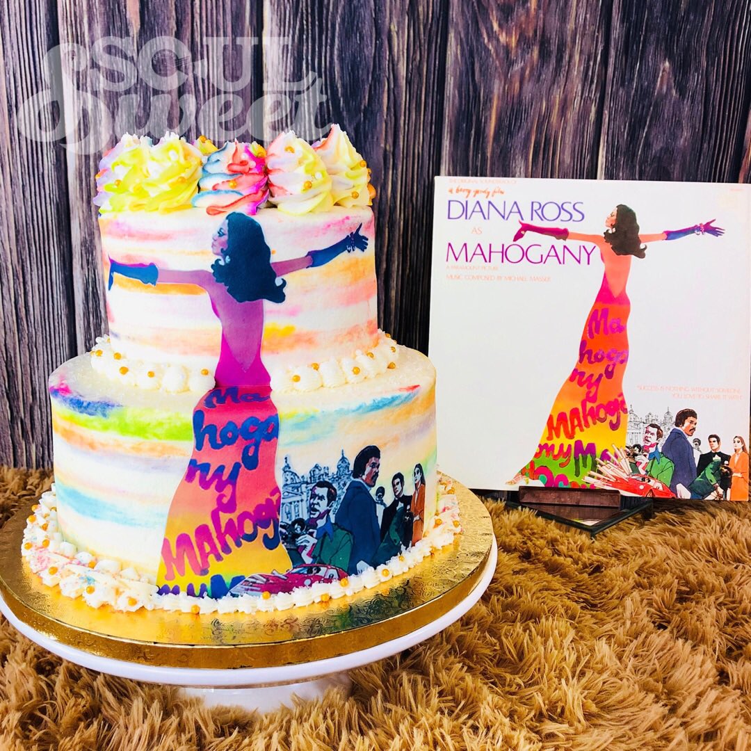 OhSoulSweet's tweet photo. Mahogany as: Cookies &amp; Cream
✨
Vanilla cake with crushed Oreo pieces, sweet creme filling with Oreos, and buttercream icing.

#SOULSweet #cake #cakedecorating #baking #buttercream #dessert #vinylrecords #soul #soulmusic #mahogany #dianaross #charlestonsc #smallbusiness https://t.co/X7mDzronVu