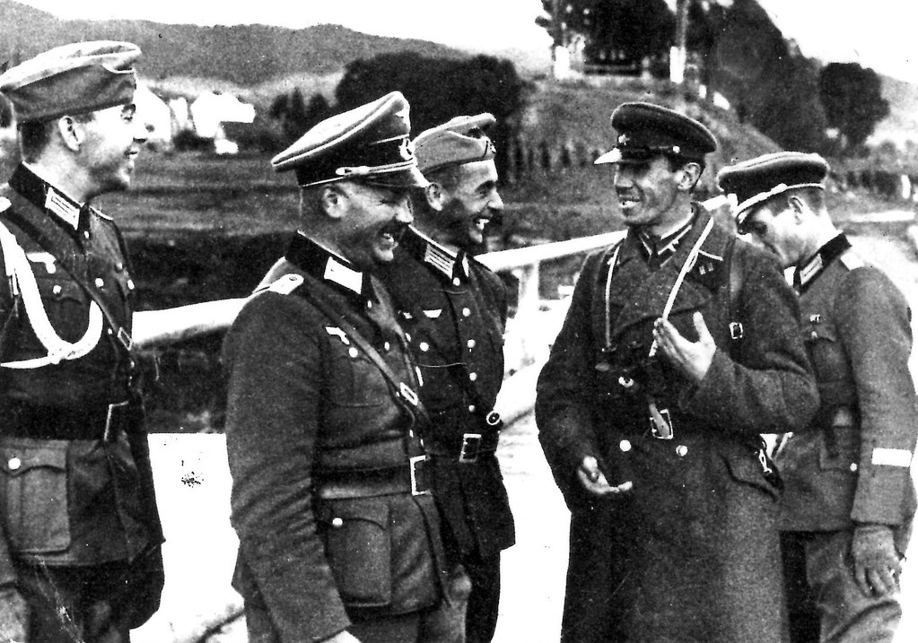 OfMarx's tweet photo. @mfa_russia @rusemb_pl @PLinRussia @RusBotschaft @mod_russia @rvio_ru @PolandMFA #RedArmy and #NaziArmy in Poland at 1939 https://t.co/dqAinIChVx