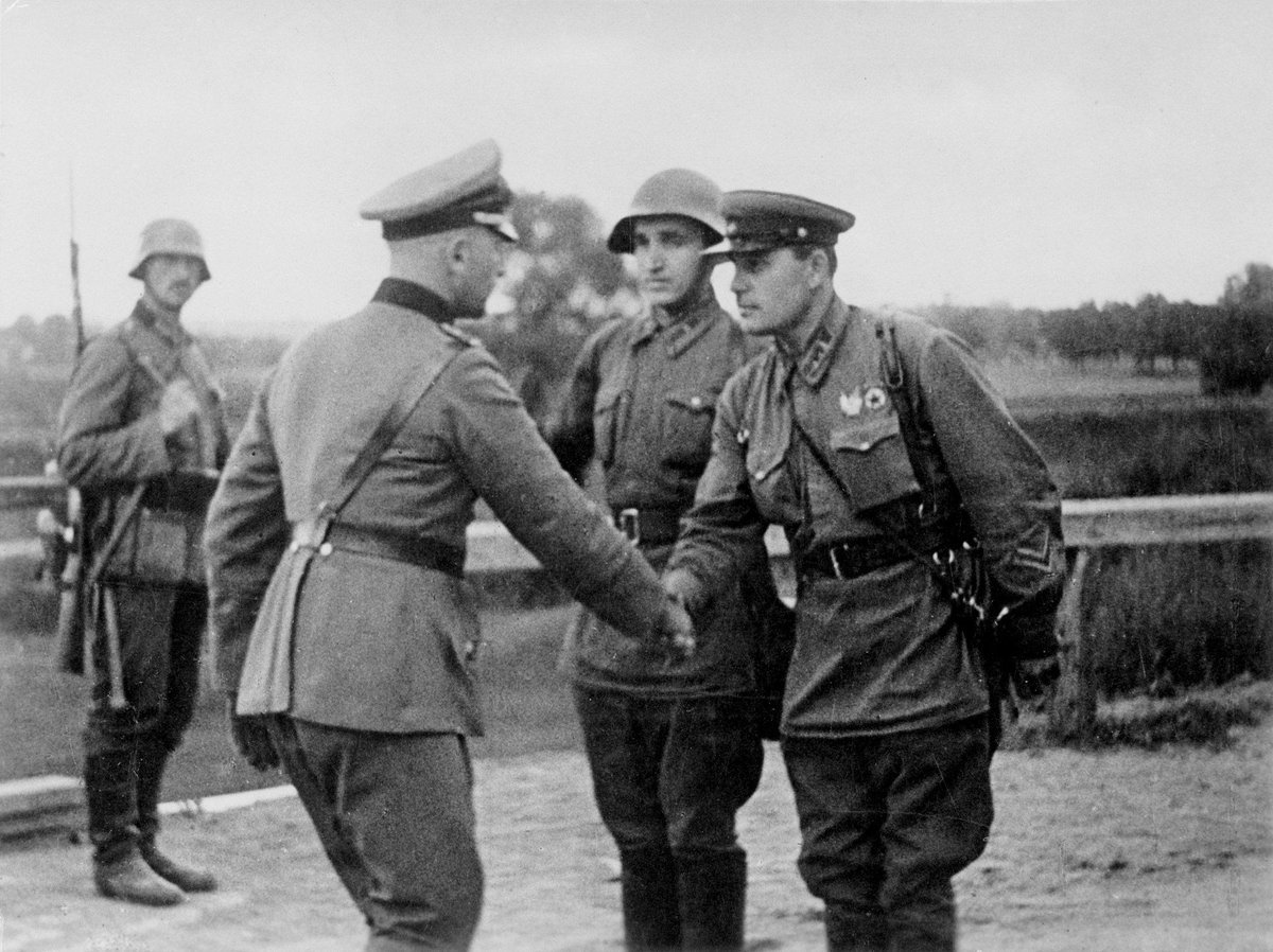 OfMarx's tweet photo. @mfa_russia @rusemb_pl @PLinRussia @RusBotschaft @mod_russia @rvio_ru @PolandMFA #RedArmy and #NaziArmy in Poland at 1939 https://t.co/dqAinIChVx