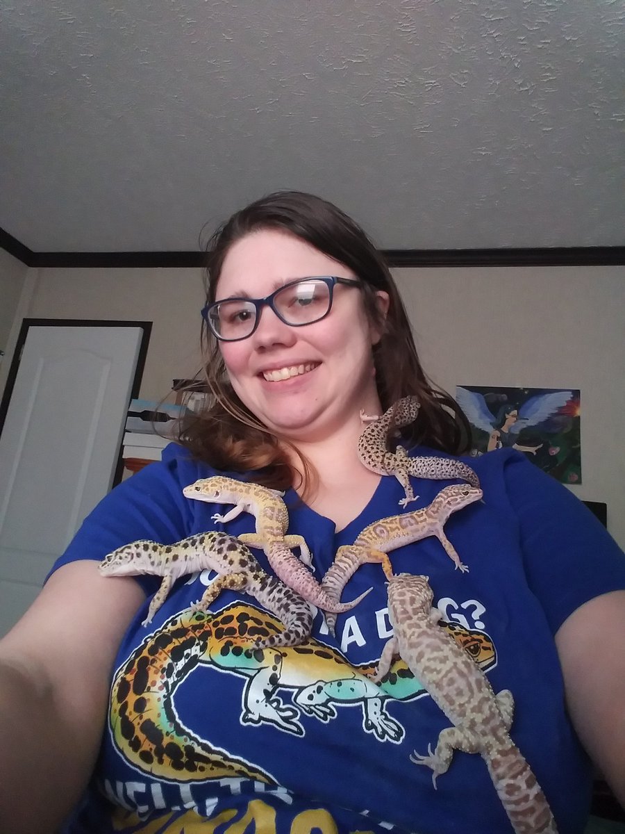Yes I'm a gecko addict!
#leopardgecko #gecko #reptile #pet #animals #lizard #animallover #geckoaddict #selfie #hobby