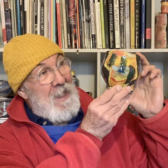 Subscribe to Cambridge Ceramics (for FREE) and you could win a John Pollex tea bowl worth £100. John, who is pictured holding the tea bowl, will post it directly to the winner! Just click the link: mailchi.mp/323f3ecc9a09/n… 😍