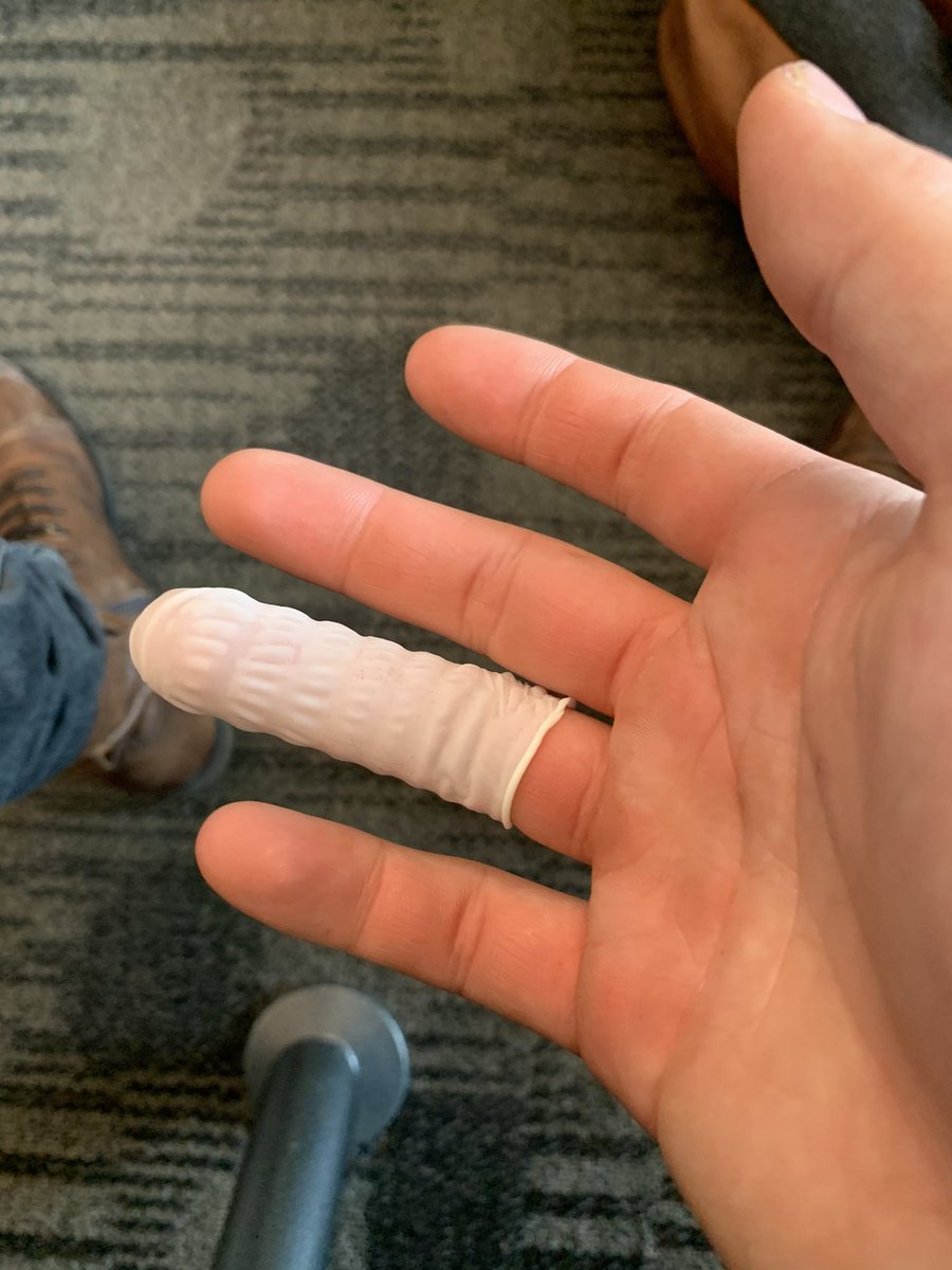 Gabriel92852957's tweet photo. L’aéroport qui me demande de mettre des minis condoms sur mes doigts pour ne pas contaminé les écrans tactiles. 

L’idée est assez drôle. https://t.co/4gAQ5hVwSC