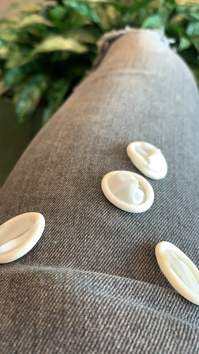 Gabriel92852957's tweet photo. L’aéroport qui me demande de mettre des minis condoms sur mes doigts pour ne pas contaminé les écrans tactiles. 

L’idée est assez drôle. https://t.co/4gAQ5hVwSC
