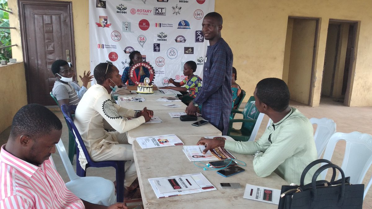 Rotaractikenne's tweet photo. Present at our meeting a fellow Rotaractor Rtr. Babatunde Abiodun from District 9141.

#rotaractikenne
#RotaractDistrict9110
#Rotary
#Rotaryinternational https://t.co/uUdnYiHcPo