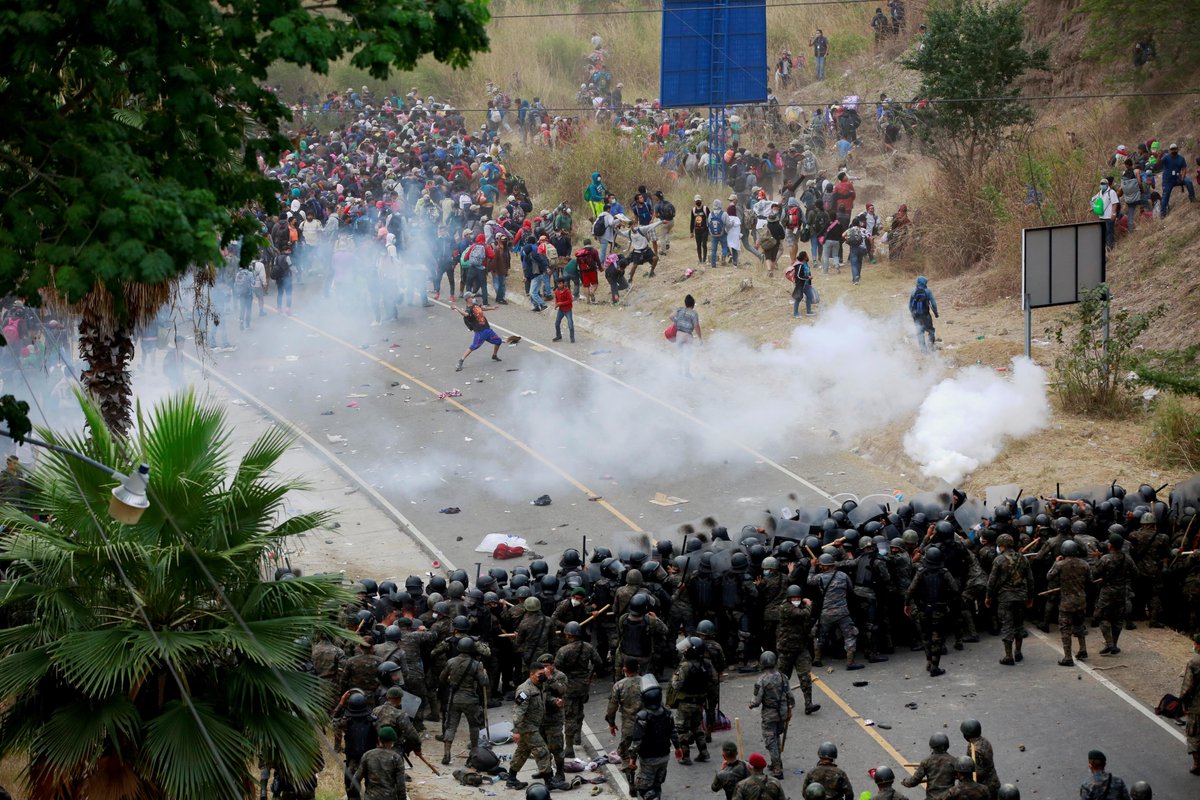 El_Universal_Mx's tweet photo. Autoridades de Guatemala detienen con violencia a caravana de personas migrantes hondureñas que pretendían llegar a México 🇲🇽 y posteriormente a Estados Unidos 🇺🇸 . Fueron atacadas a palos y con bombas lacrimógenas por miembros del Ejército 🇬🇹. https://t.co/mhsoac6zMh https://t.co/6lClvZz1qU