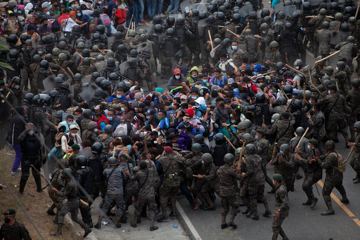 El_Universal_Mx's tweet photo. Autoridades de Guatemala detienen con violencia a caravana de personas migrantes hondureñas que pretendían llegar a México 🇲🇽 y posteriormente a Estados Unidos 🇺🇸 . Fueron atacadas a palos y con bombas lacrimógenas por miembros del Ejército 🇬🇹. https://t.co/mhsoac6zMh https://t.co/6lClvZz1qU