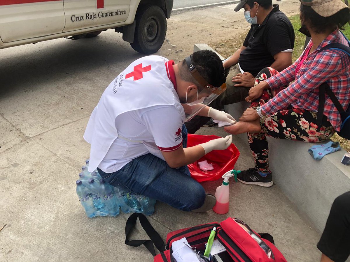 CruzRojaGT_'s tweet photo. #OrienteGT 🚑

#CruzRojaGT brinda Asistencia Humanitaria durante el flujo masivo de personas migrantes en el km170 ruta CA-10 https://t.co/atZGymSTFM