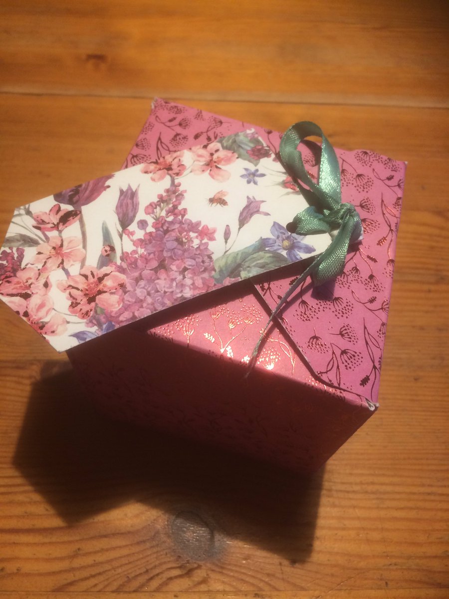 Wat een prachtig verrassend doosje (mét wat lekkers) hadden Anne, Thom en Pim uit Wapenveld @gem_Heerde gemaakt voor de medewerkers van @BiebNoordVeluwe ! Een bedankje... omdat ze elke week, ondanks de lockdown, een grote tas met boeken kunnen halen!