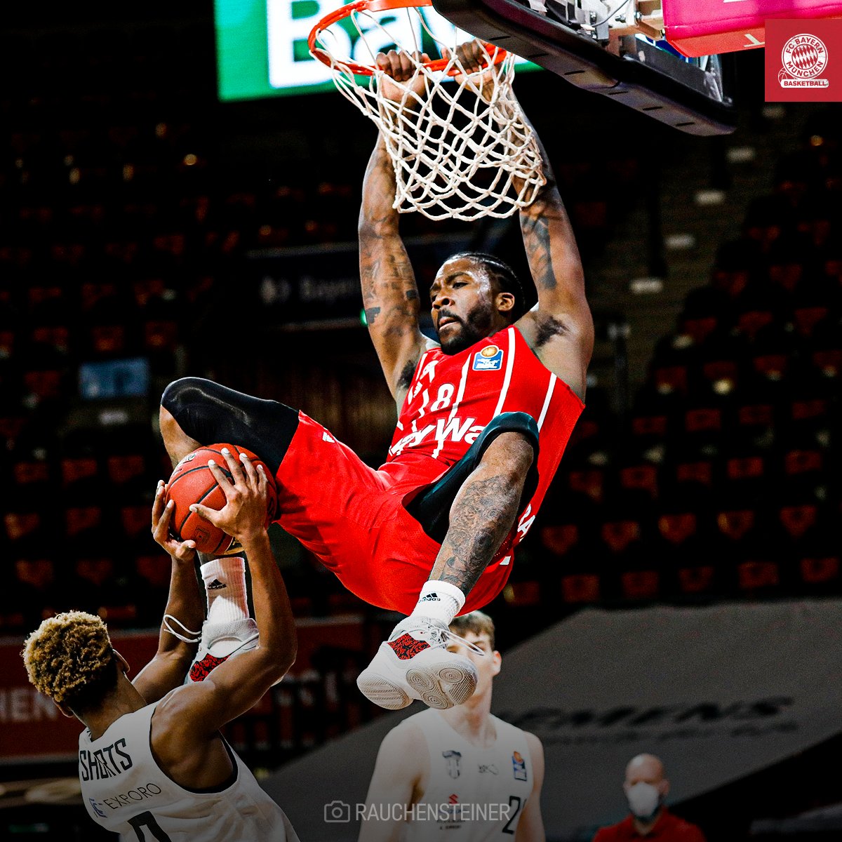 FCBBasketball's tweet photo. 32' | 71-54 | #FCBBHAM
JR baut die Führung weiter aus. 💪 Defensiv der Block und nach Fastbreak erzielt er seine Punkte elf und zwölf. Auszeit @hamburgtowers.
#FCBB #FCBBlive #BBL https://t.co/lAwMkWdGyR